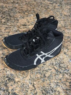 ASICS Kids Black and White High-Top Wrestling Shoes Size 2Y